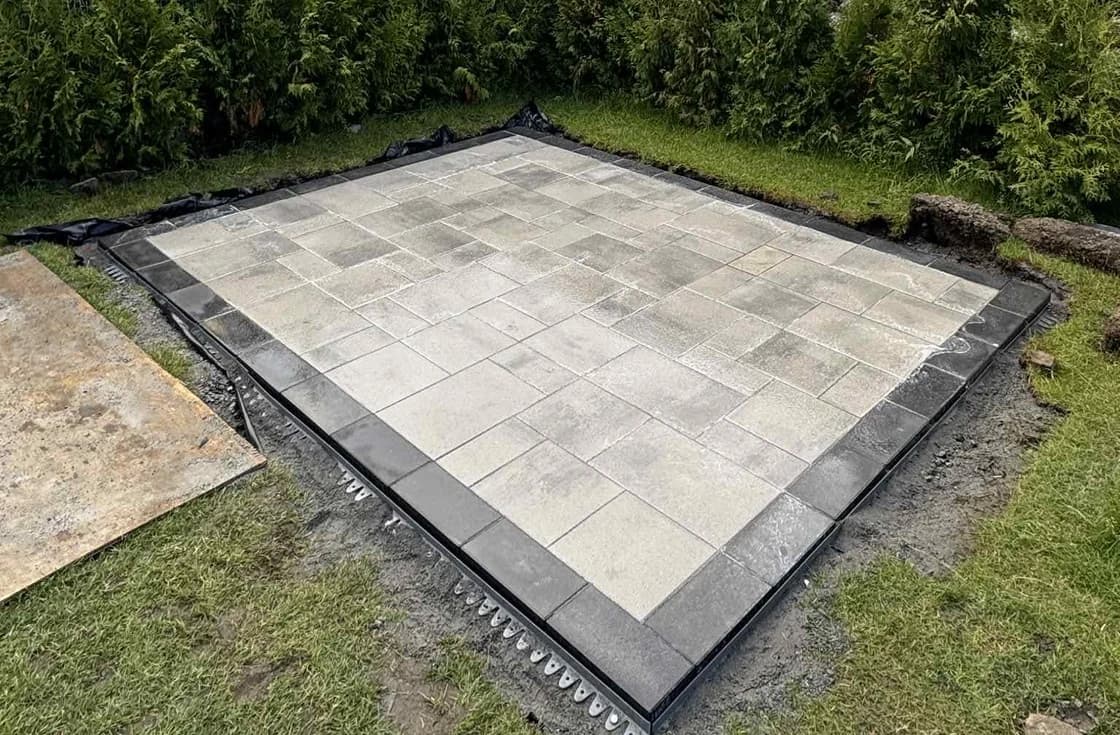 Patio de pavé uni terminé, bordure posée