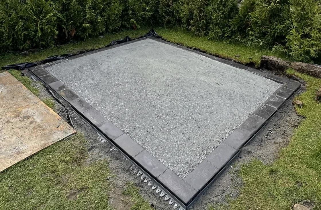 Fondation de gravier compactée avant la pose du pavé