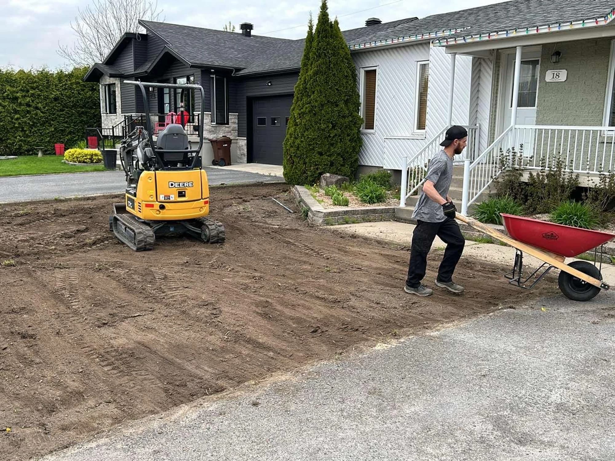 Petite excavatrice sur un terrain résidentiel