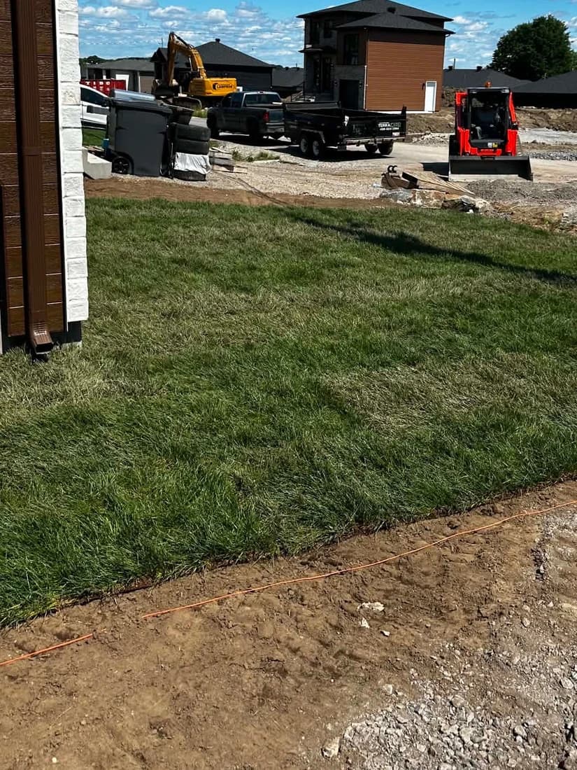 Tourbe posée autour d'une maison neuve
