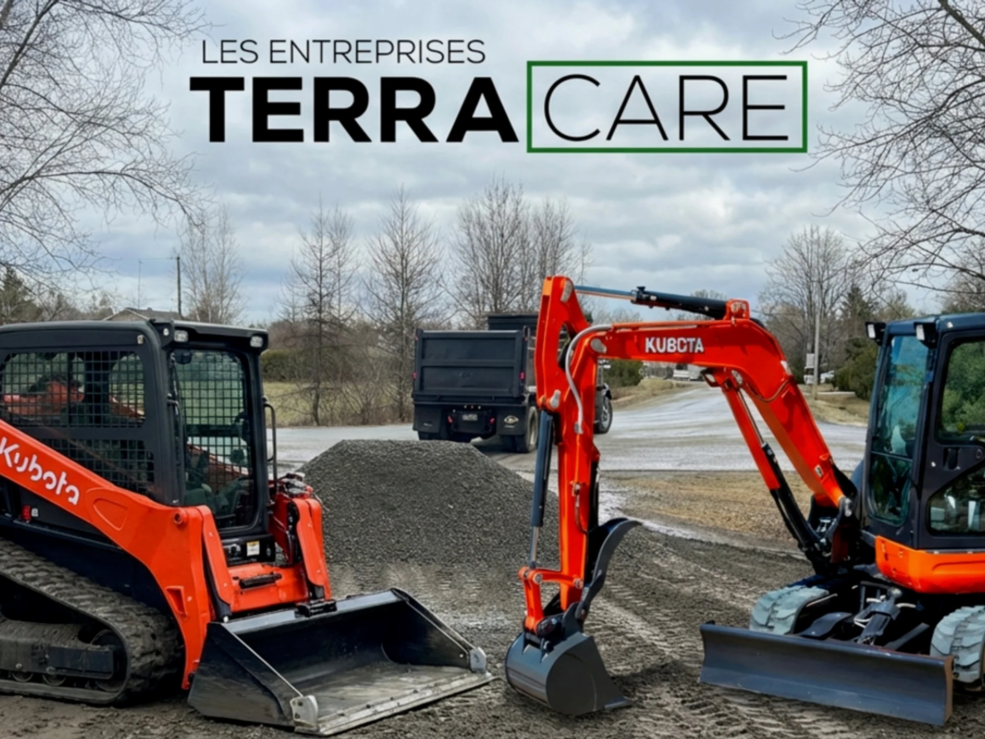 Les trois machines des Entreprises TerraCare alignées sur un chantier, sous la bannière du logo.
